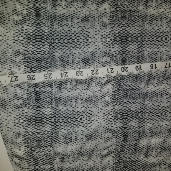 Jaclyn Smith Collection XXL Snakeskin Top - Picture 7 of 8